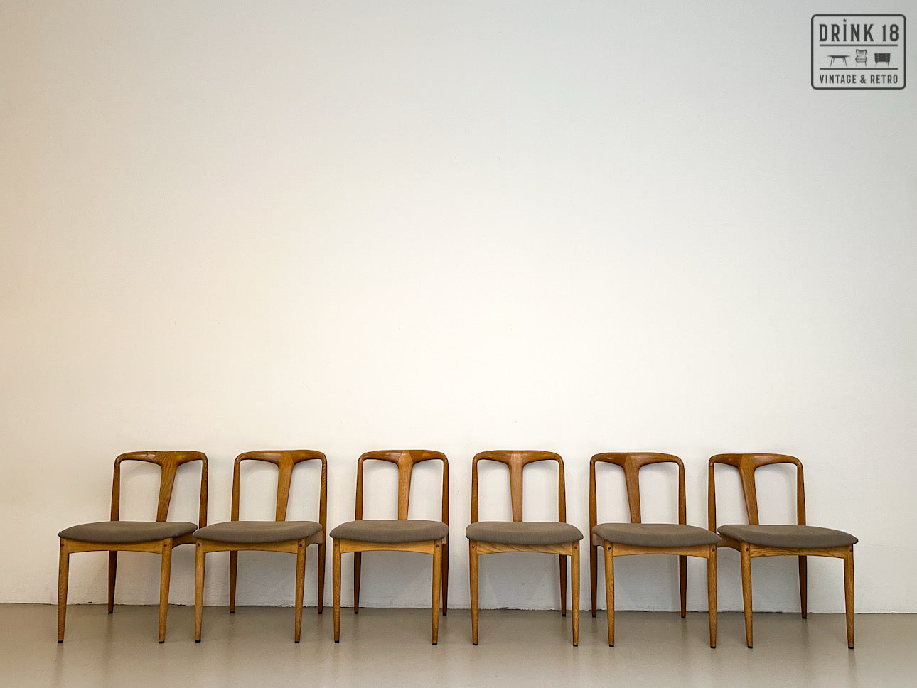 Zes Johannes Andersen stoelen - Uldum Møbelfabrik
