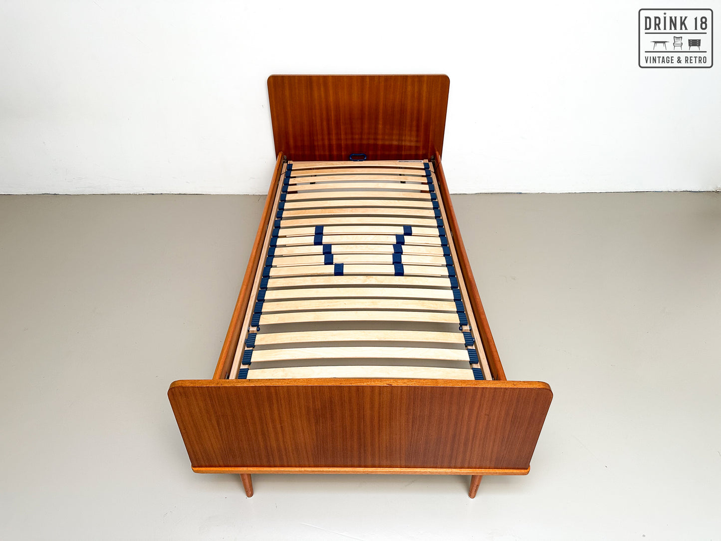 Vintage - Éénpersoonsbed met nachtkastje