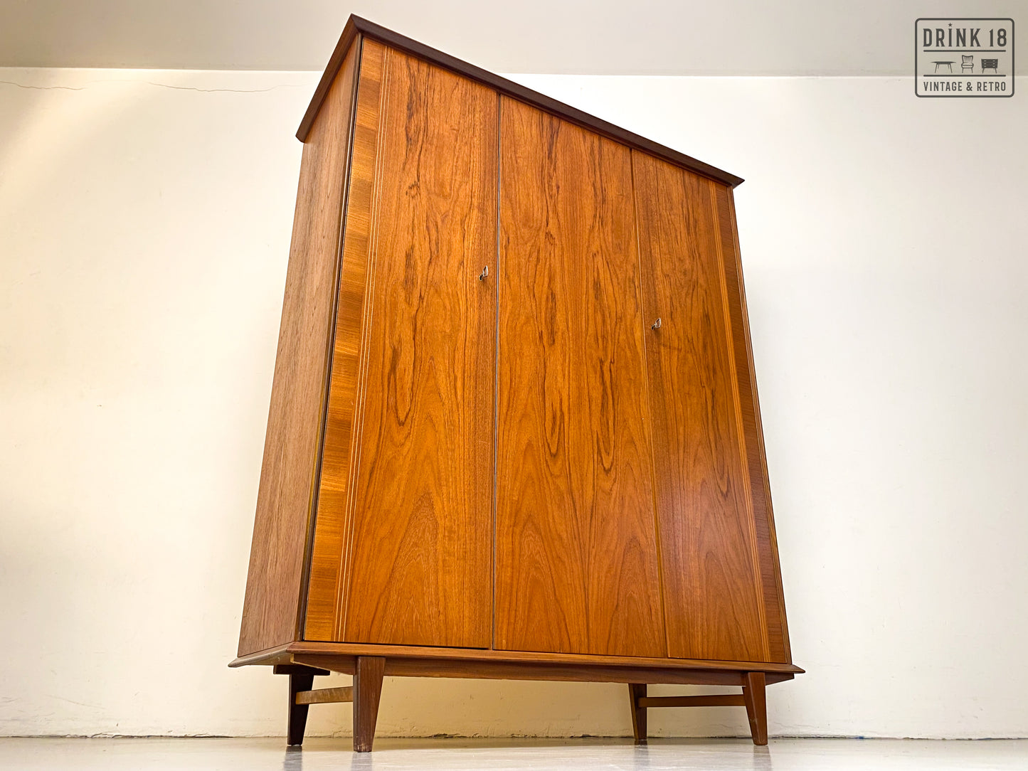 Vintage kleerkast - Louis Van Teeffelen