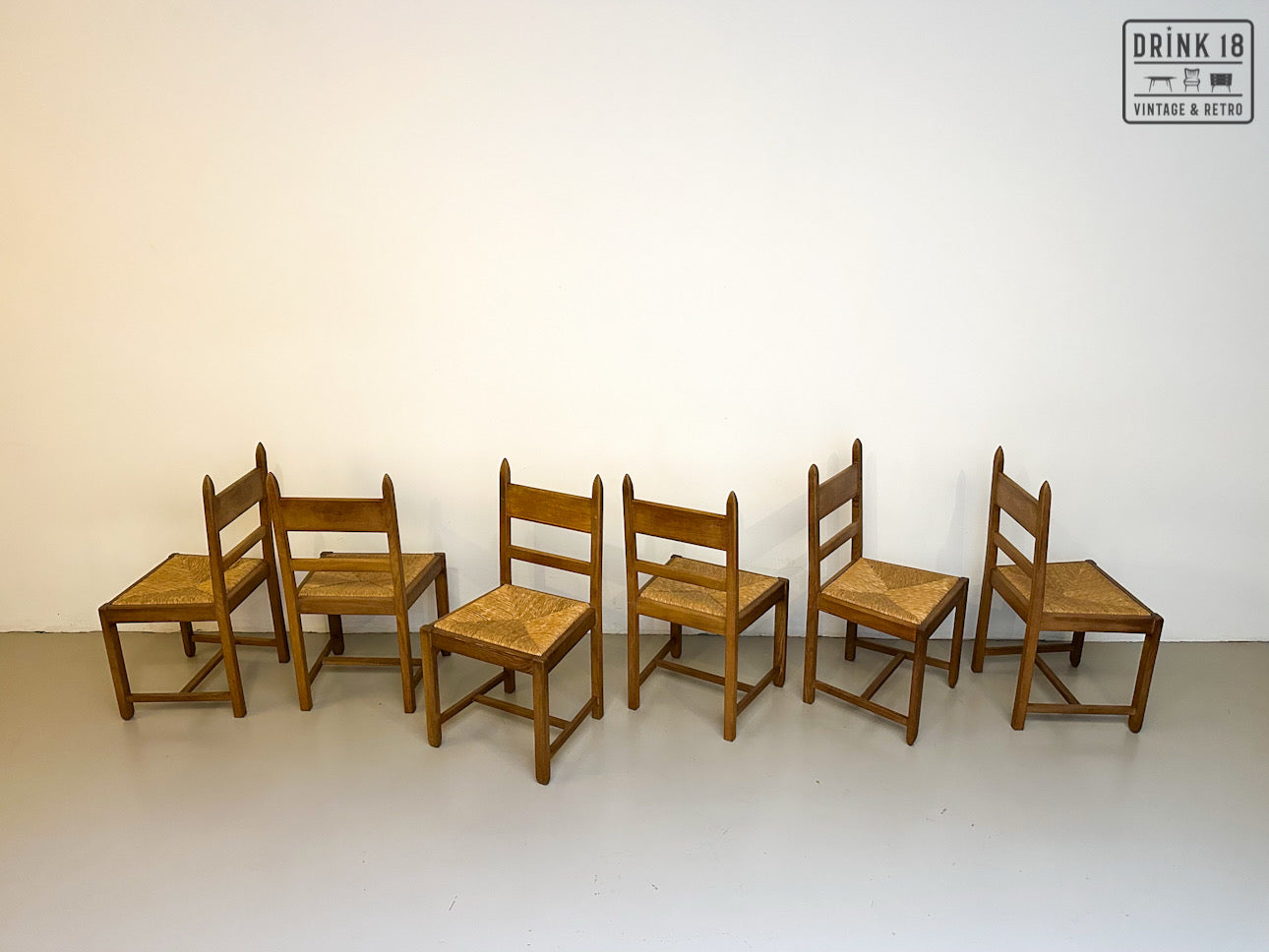 Brutalist - Set van acht eetkamerstoelen met gevlochten zitting