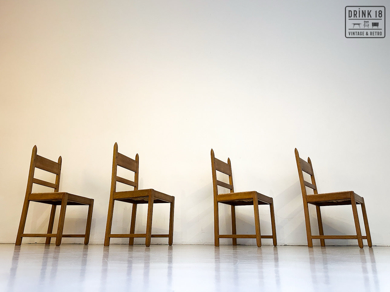 Brutalist - Set van acht eetkamerstoelen met gevlochten zitting