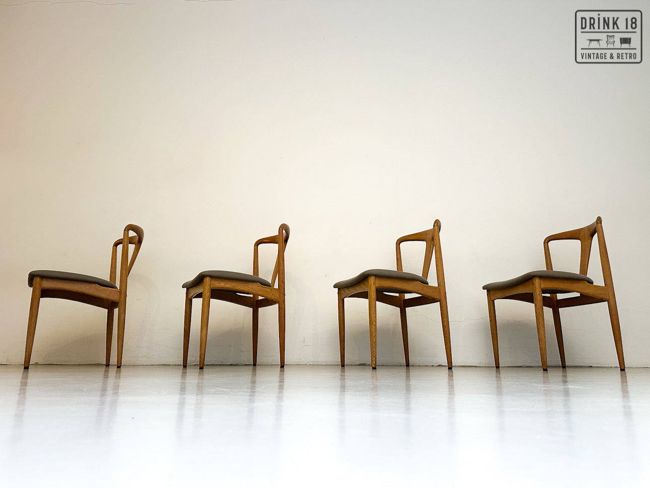 Zes Johannes Andersen stoelen - Uldum Møbelfabrik