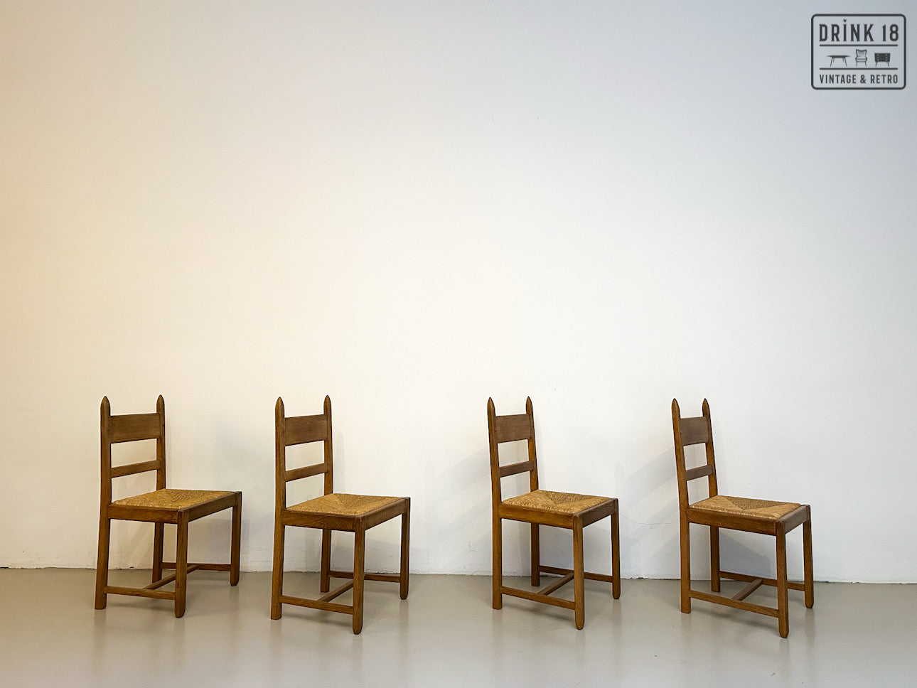 Brutalist - Set van acht eetkamerstoelen met gevlochten zitting