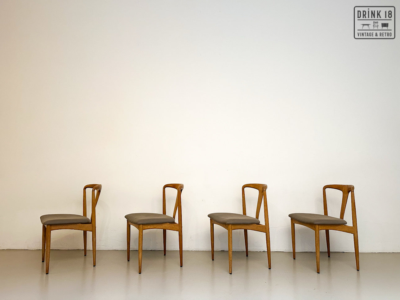 Zes Johannes Andersen stoelen - Uldum Møbelfabrik