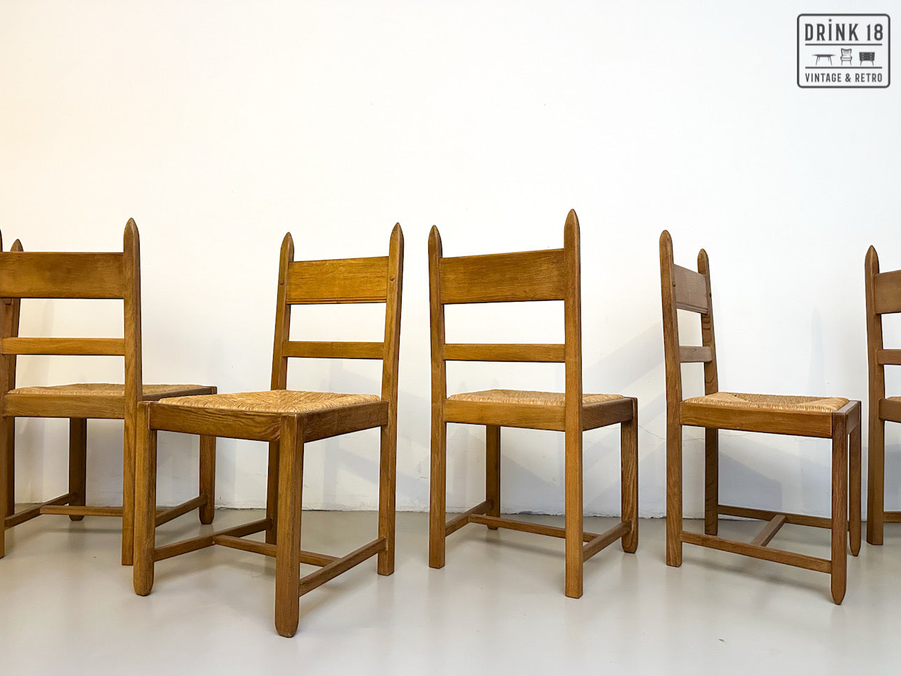Brutalist - Set van acht eetkamerstoelen met gevlochten zitting