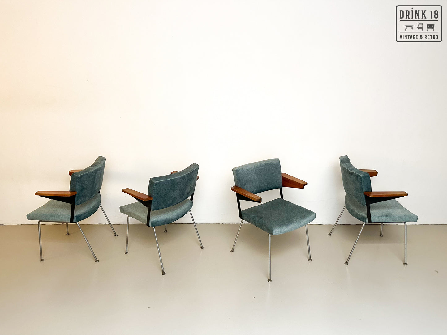 Vier model 1445 stoelen - Gispen door André Cordemeyer