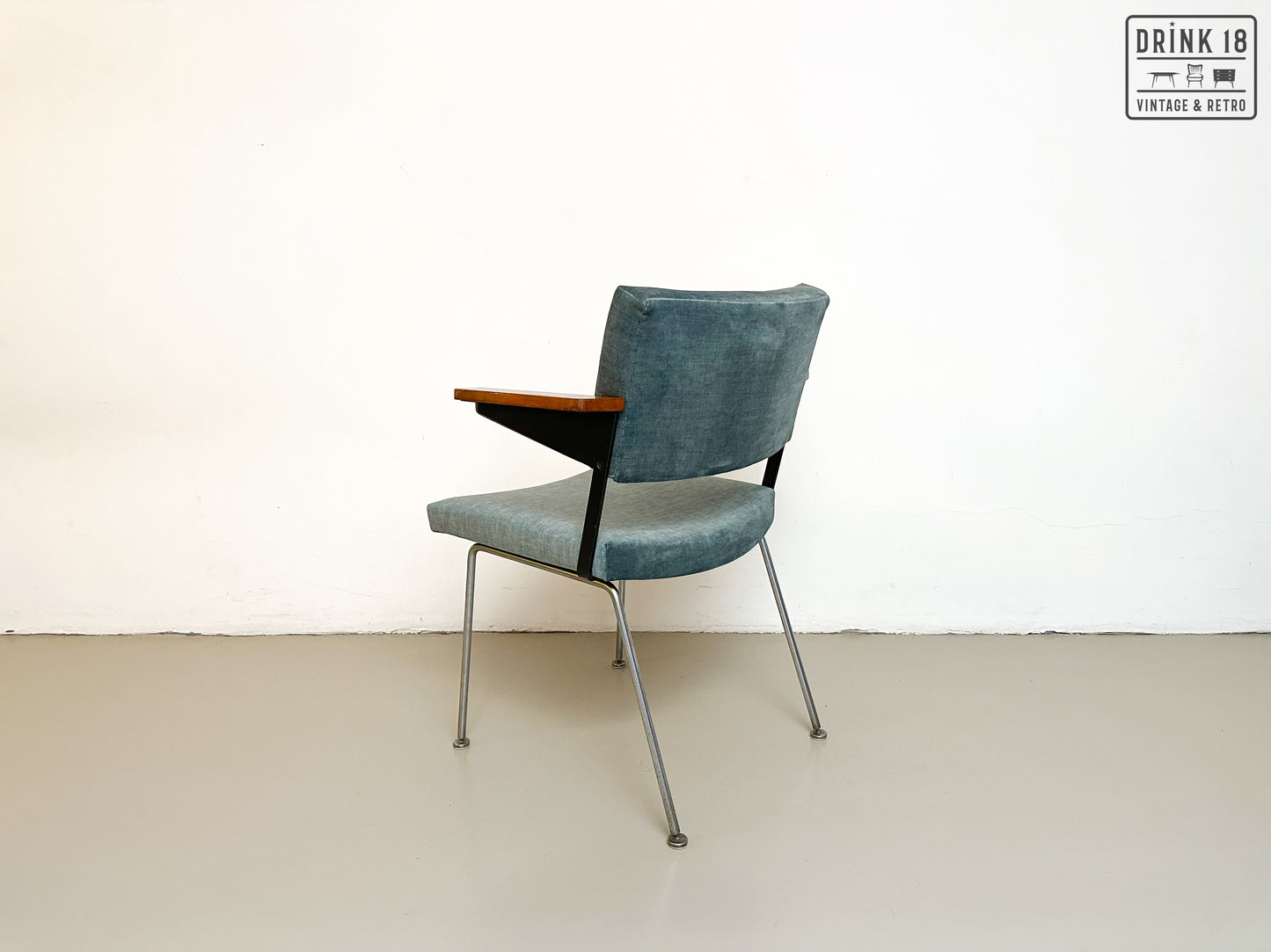 Vier model 1445 stoelen - Gispen door André Cordemeyer