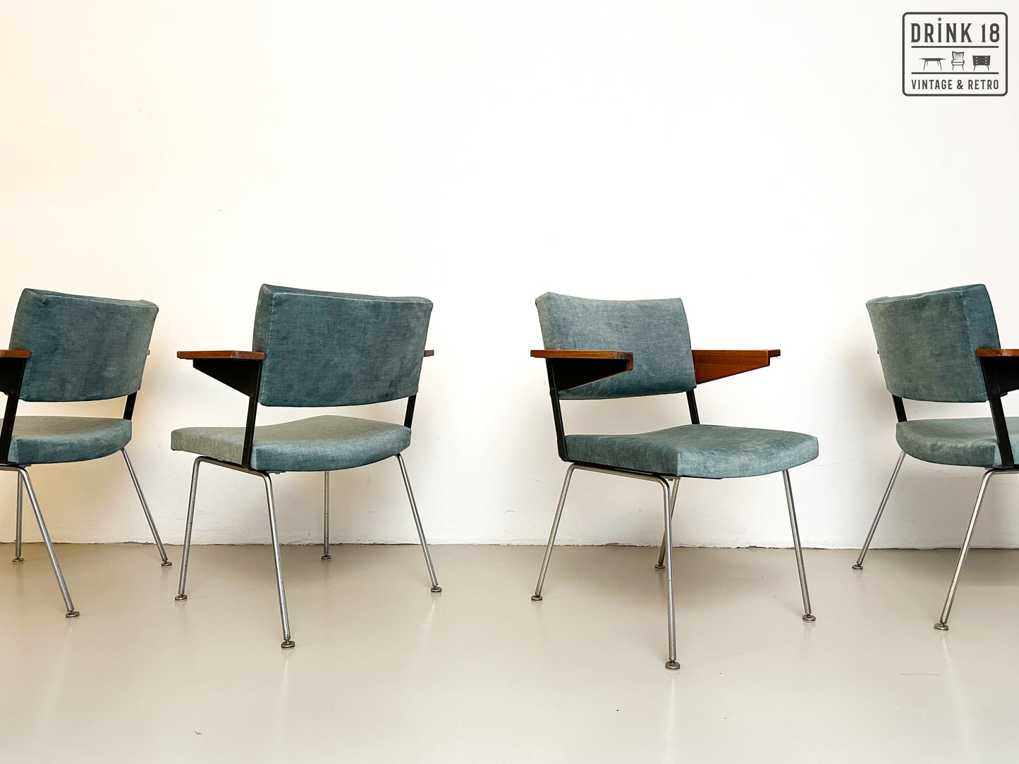 Vier model 1445 stoelen - Gispen door André Cordemeyer