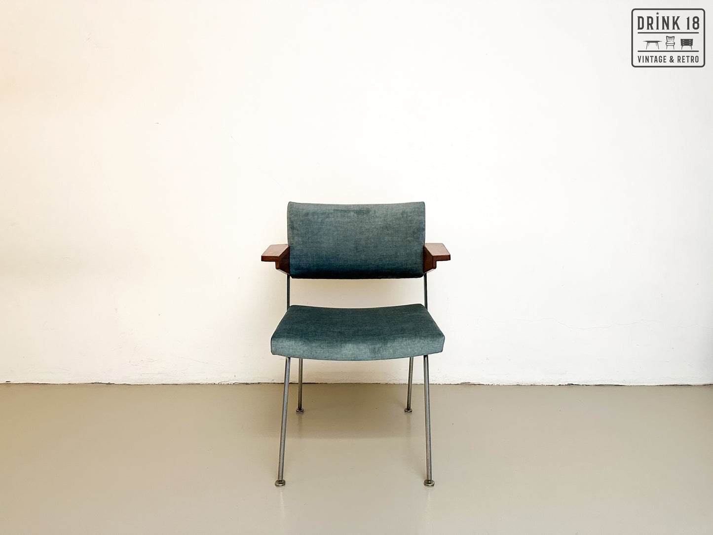 Vier model 1445 stoelen - Gispen door André Cordemeyer