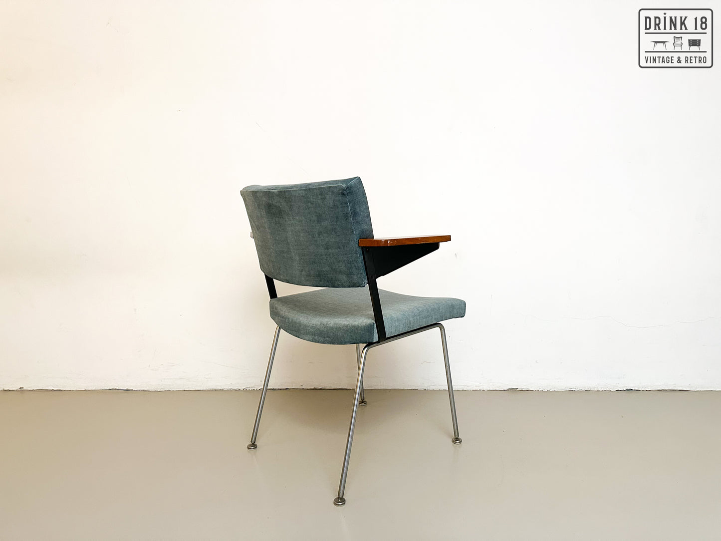 Vier model 1445 stoelen - Gispen door André Cordemeyer