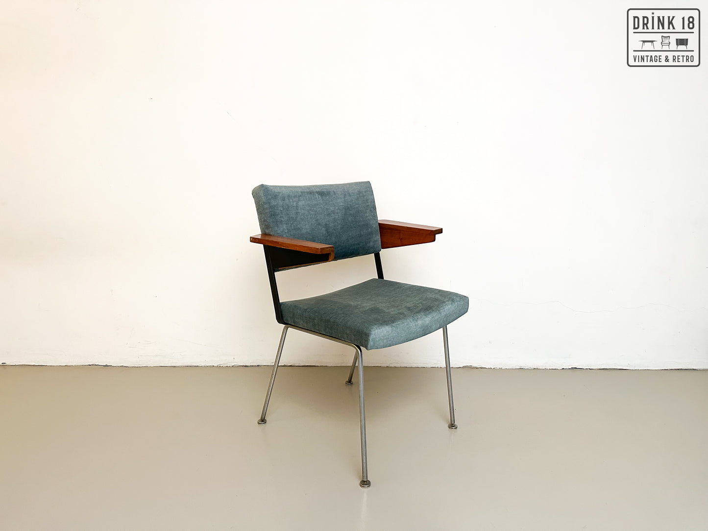 Vier model 1445 stoelen - Gispen door André Cordemeyer