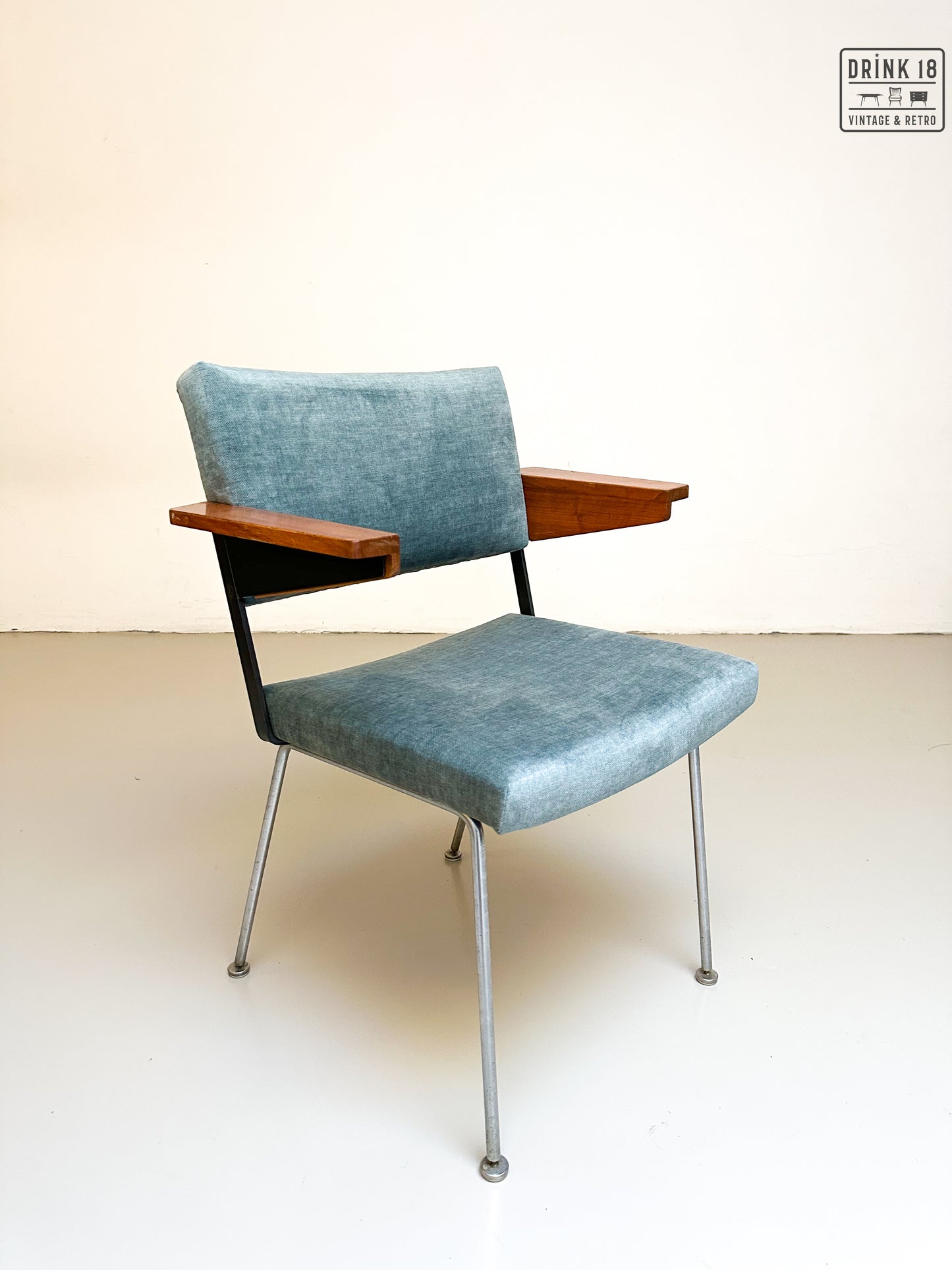 Vier model 1445 stoelen - Gispen door André Cordemeyer