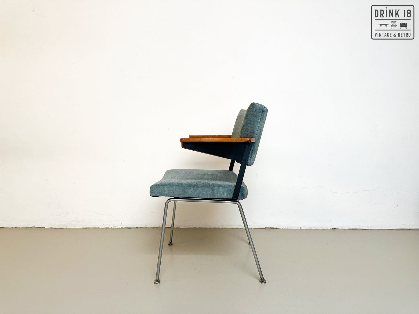 Vier model 1445 stoelen - Gispen door André Cordemeyer