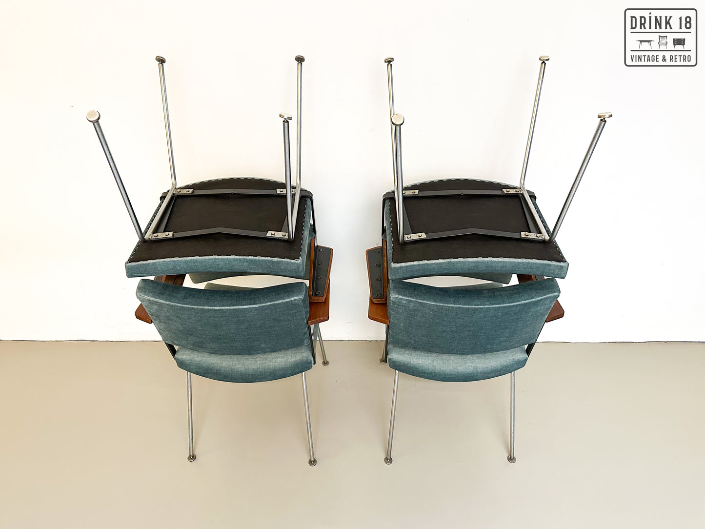 Vier model 1445 stoelen - Gispen door André Cordemeyer