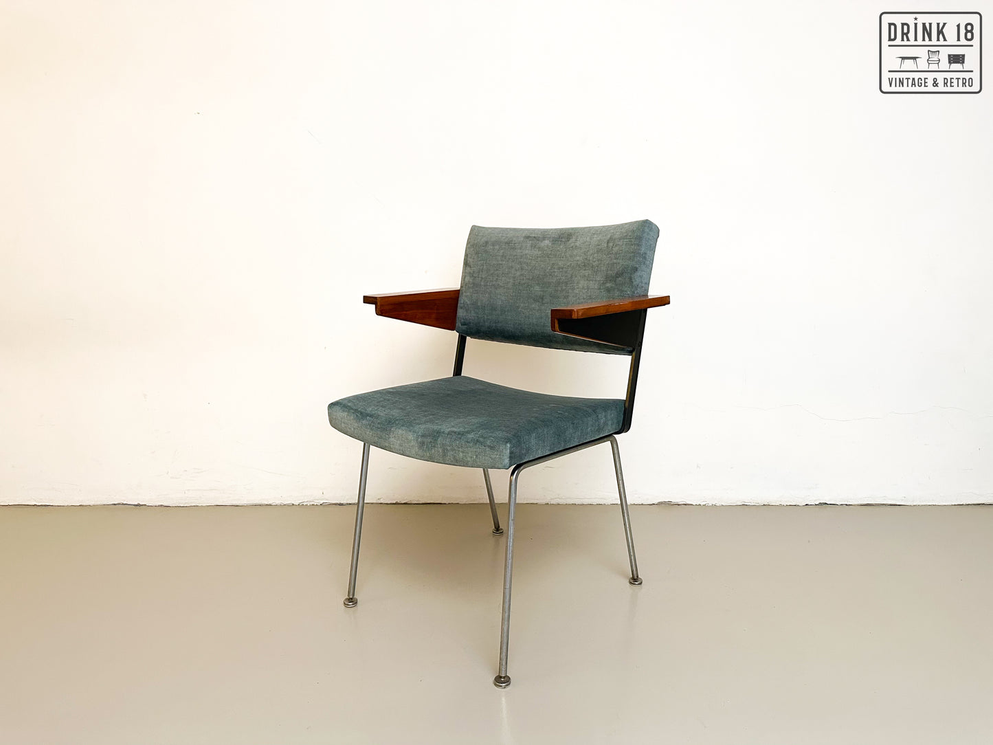 Vier model 1445 stoelen - Gispen door André Cordemeyer