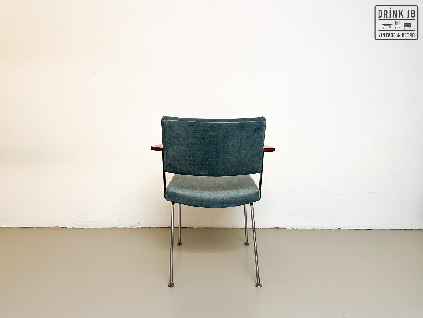 Vier model 1445 stoelen - Gispen door André Cordemeyer