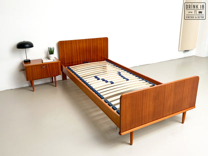 Vintage - Éénpersoonsbed met nachtkastje