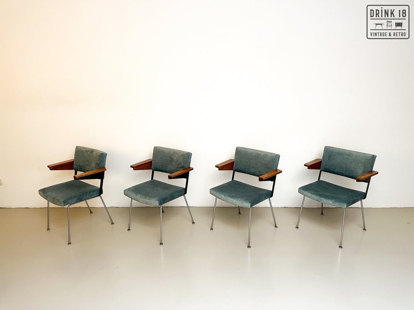 Vier model 1445 stoelen - Gispen door André Cordemeyer