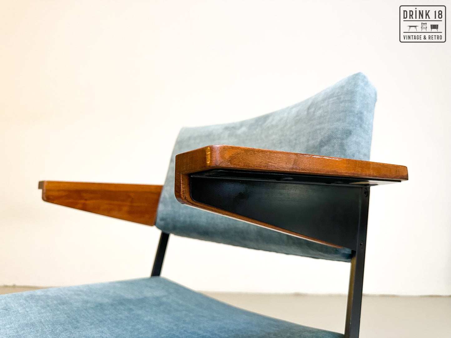 Vier model 1445 stoelen - Gispen door André Cordemeyer