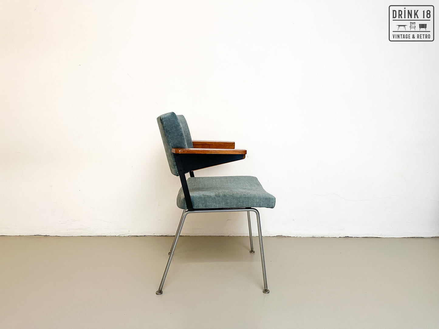 Vier model 1445 stoelen - Gispen door André Cordemeyer