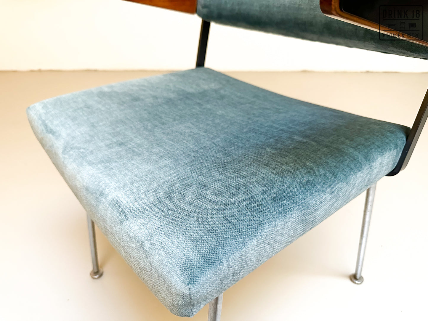 Vier model 1445 stoelen - Gispen door André Cordemeyer