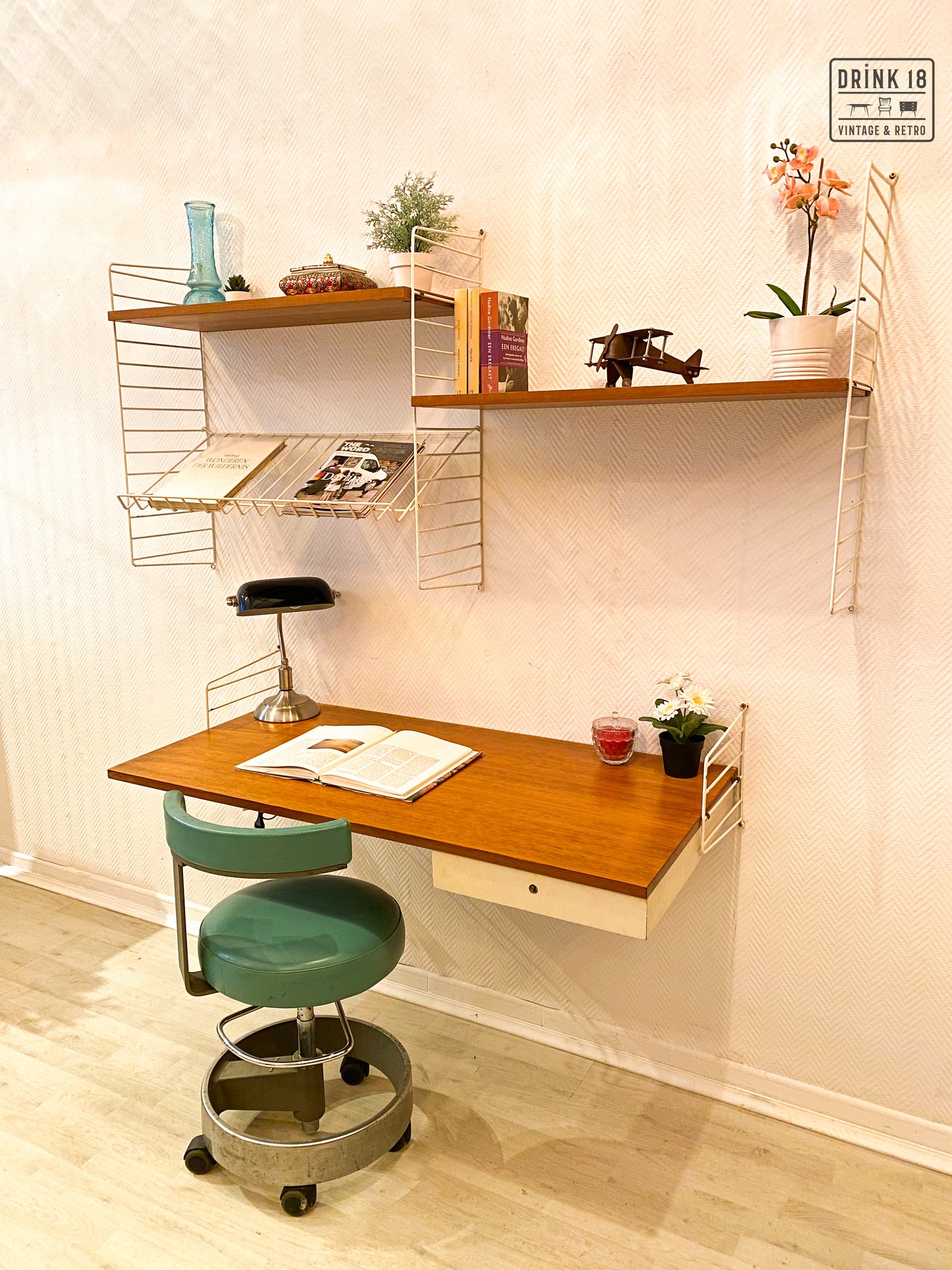 Zwevend bureau met wandrek - Nisse Strinning