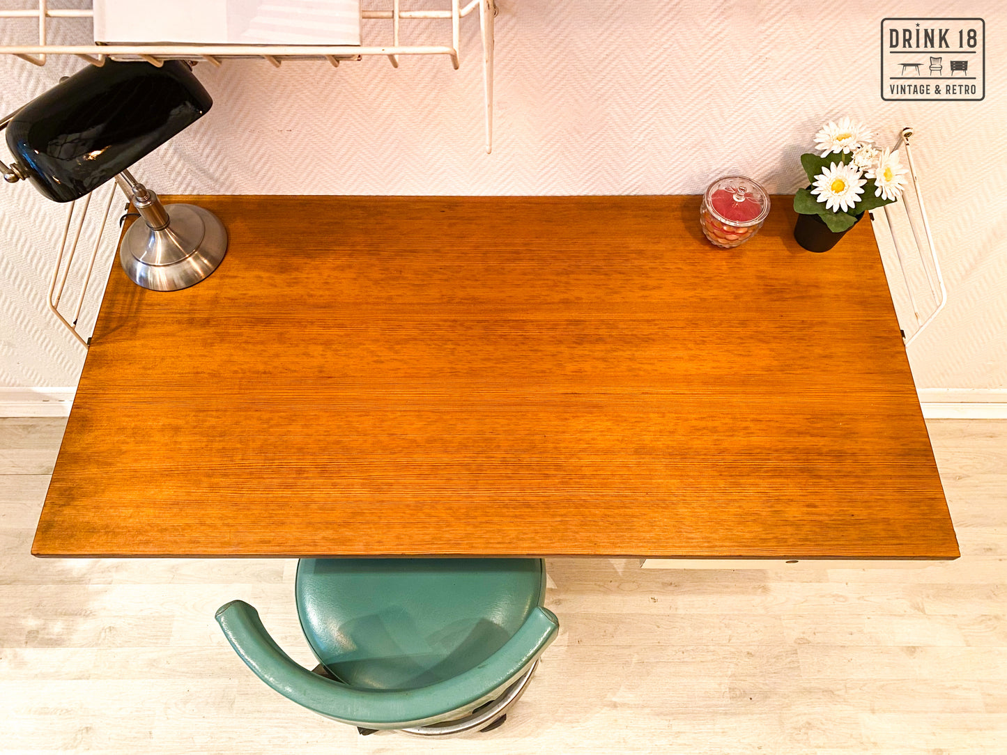 Zwevend bureau met wandrek - Nisse Strinning