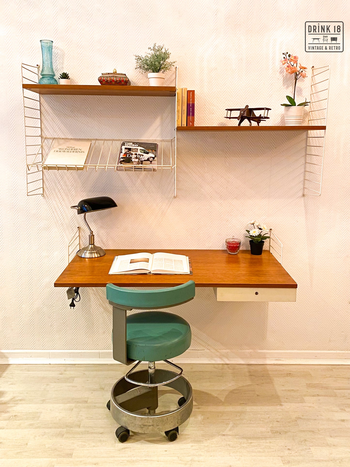Zwevend bureau met wandrek - Nisse Strinning