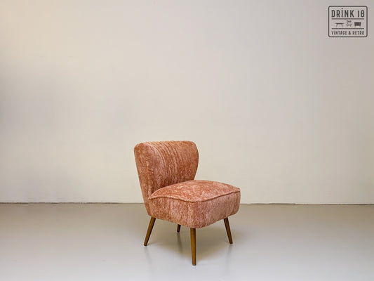 Vintage cocktailstoel uit de jaren 50, ook gekend als expo 58 chair. Volledig vernieuwd met geribbelde oudroze stof. Bevindt zich in zeer goede vintage staat. Staat prachtig te pronken in bijna elk interieur!, Vintage 1950s cocktail chair, also known as expo 58 chair. Fully renovated with ribbed old rose fabric. In very good vintage condition. Looks great in almost any interior!, 