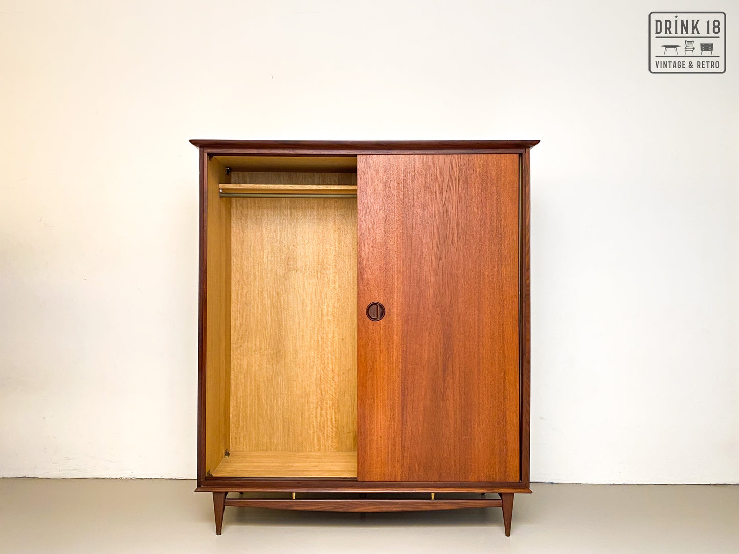 Kleerkast met schuifdeuren - Louis van Teeffelen