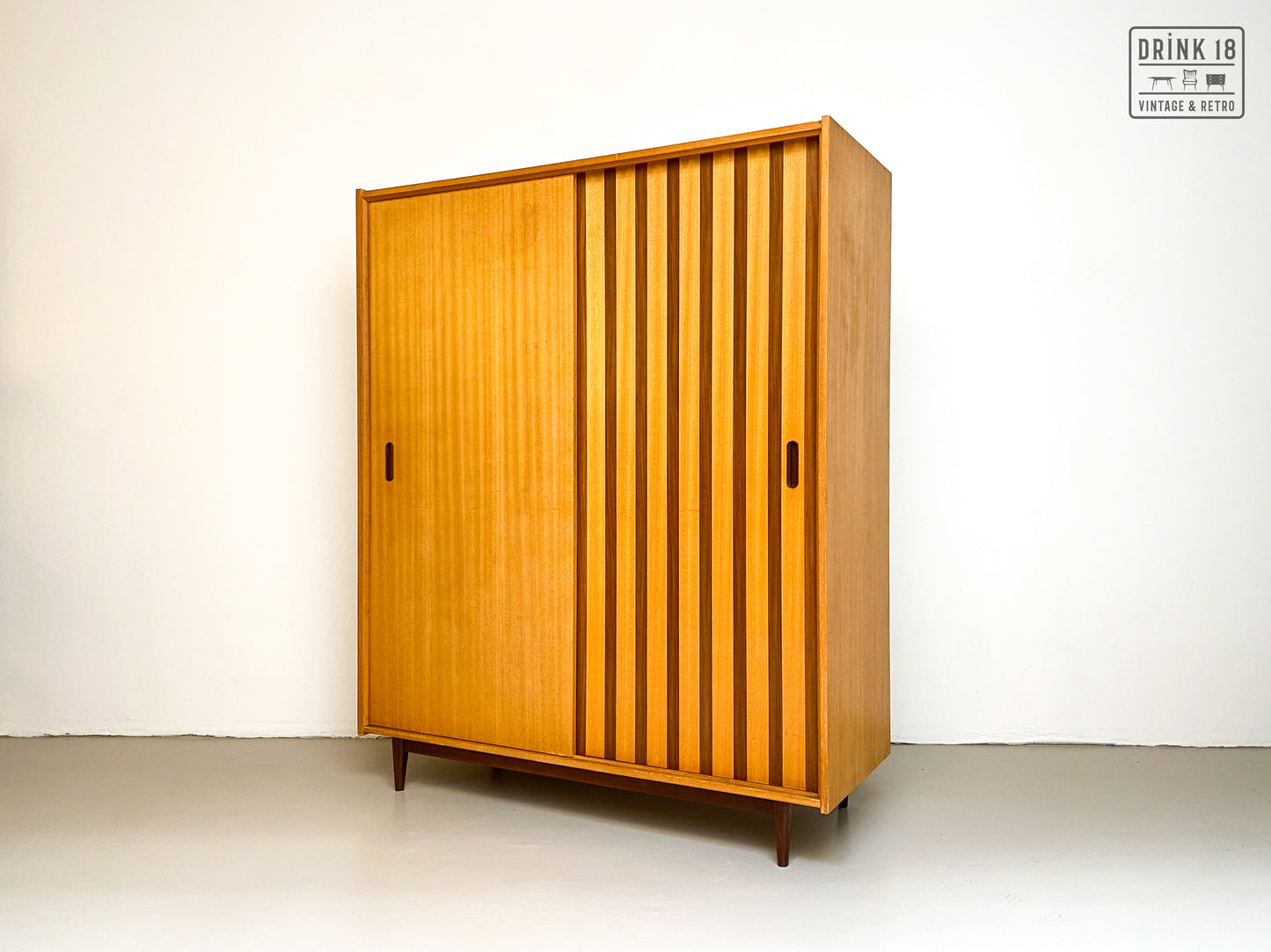 Vintage - Kleerkast met schuifdeuren