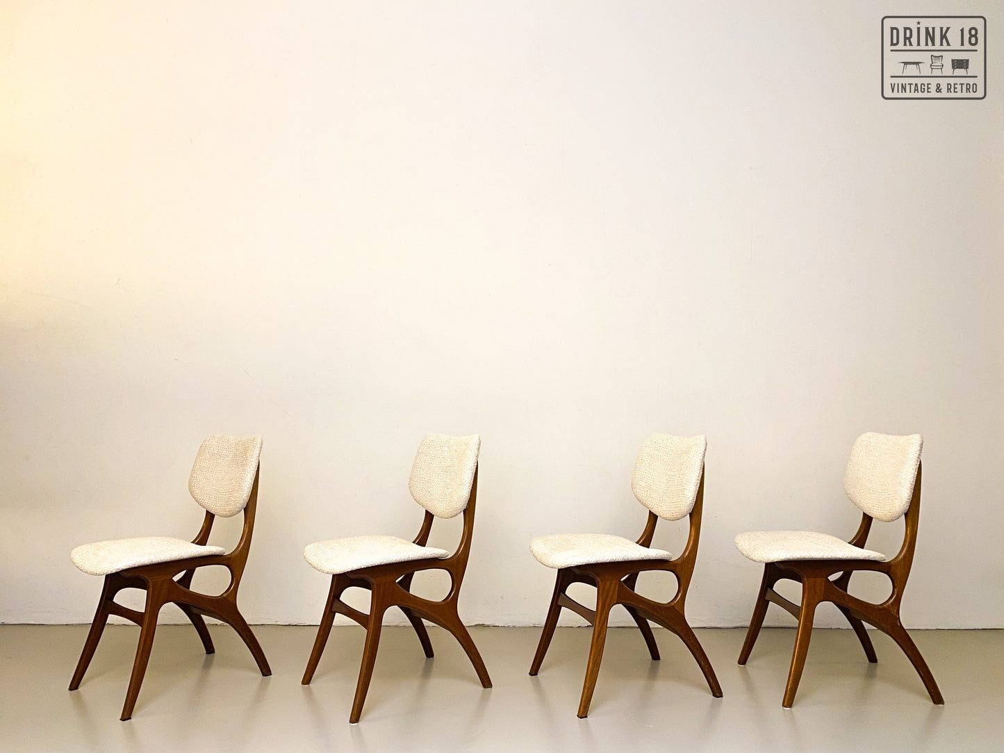 Vier vintage design eetkamerstoelen van Pynock Wierden uit de jaren 50 in Nederland. Gemaakt van teakhout en voorzien van nieuwe gebroken witte stoffen bekleding. Zeer goede vintage staat., Four vintage design dining chairs from Pynock Wierden in the 1950s Netherlands. Made of teak wood and featuring new broken white fabric upholstery. In very good vintage condition.