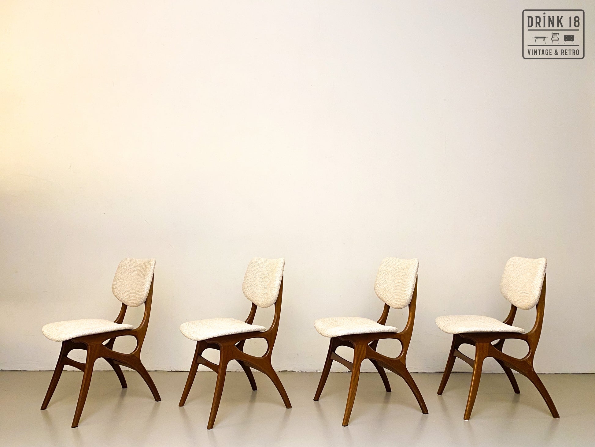 Vier vintage design eetkamerstoelen van Pynock Wierden uit de jaren 50 in Nederland. Gemaakt van teakhout en voorzien van nieuwe gebroken witte stoffen bekleding. Zeer goede vintage staat., Four vintage design dining chairs from Pynock Wierden in the 1950s Netherlands. Made of teak wood and featuring new broken white fabric upholstery. In very good vintage condition.