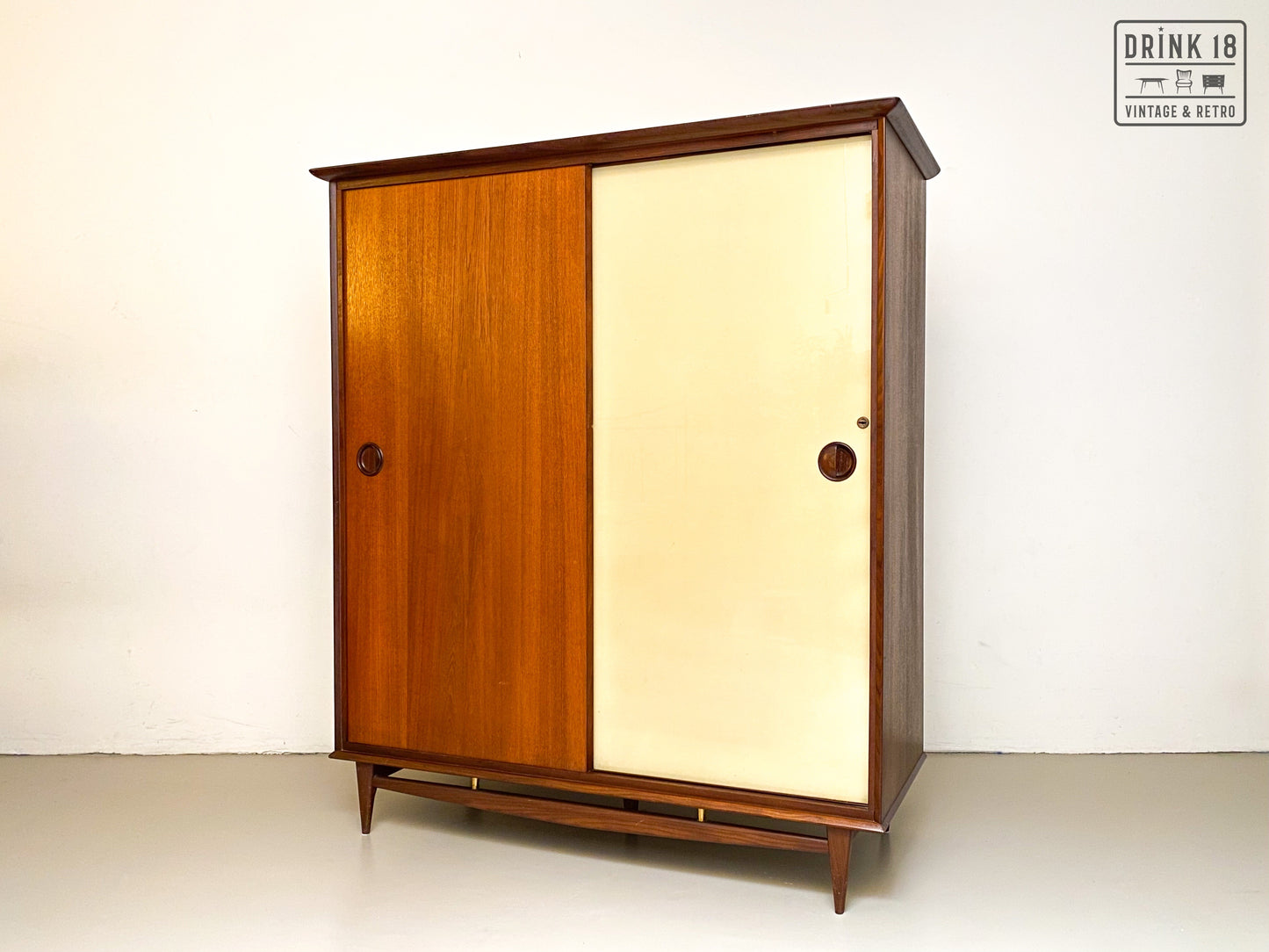 Kleerkast met schuifdeuren - Louis van Teeffelen